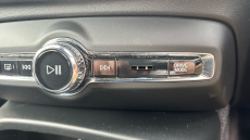 Volvo Xc40 2.0 T4 R DESIGN 5dr AWD Geartronic Petrol Estate